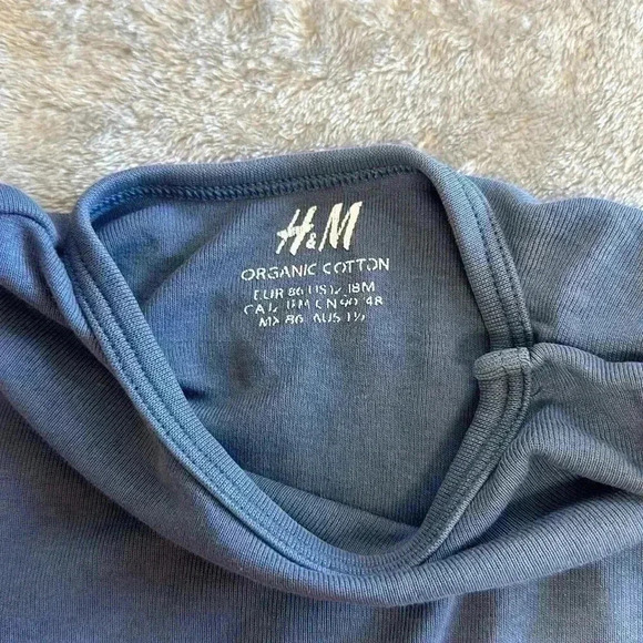 GAP and H&M - 2 piece toddler outfit. Size 12 to 18 months - Picture 3 of 7